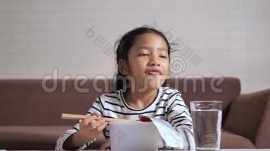 亚洲小女孩用快乐制作木制模型进行自<strong>我学</strong>习和家庭教育理念选择重点浅深